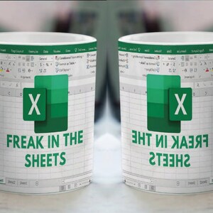 K&ouml;nnte beinhalten: Zwei wei&szlig;e Kaffeetassen mit einem gr&uuml;nen und wei&szlig;en Microsoft Excel-Tabellenblatt-Design. Eine Tasse sagt "Freak in the Sheets" und die andere sagt "Eht in Kjaek Steehz".