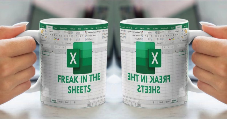 K&ouml;nnte beinhalten: Zwei wei&szlig;e Kaffeetassen mit einem gr&uuml;nen und wei&szlig;en Microsoft Excel-Tabellenblatt-Design. Eine Tasse sagt "Freak in the Sheets" und die andere sagt "Eht in Kjaek Steehz".