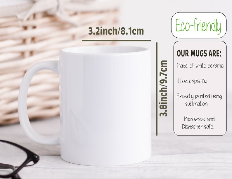 Puede incluir: Una taza de cer&aacute;mica blanca, de 9,7 cm de alto y 8,1 cm de ancho, con un asa curvada. La taza tiene una capacidad de 11 oz y es apta para microondas y lavavajillas. El texto "Eco-friendly" es visible.