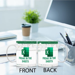 K&ouml;nnte beinhalten: Wei&szlig;e Keramiktasse mit einem gr&uuml;n-wei&szlig;en Design, das das Microsoft Excel-Logo und den Text "Freak in the Sheets" zeigt. Die Tasse wird von vorne und hinten gezeigt.