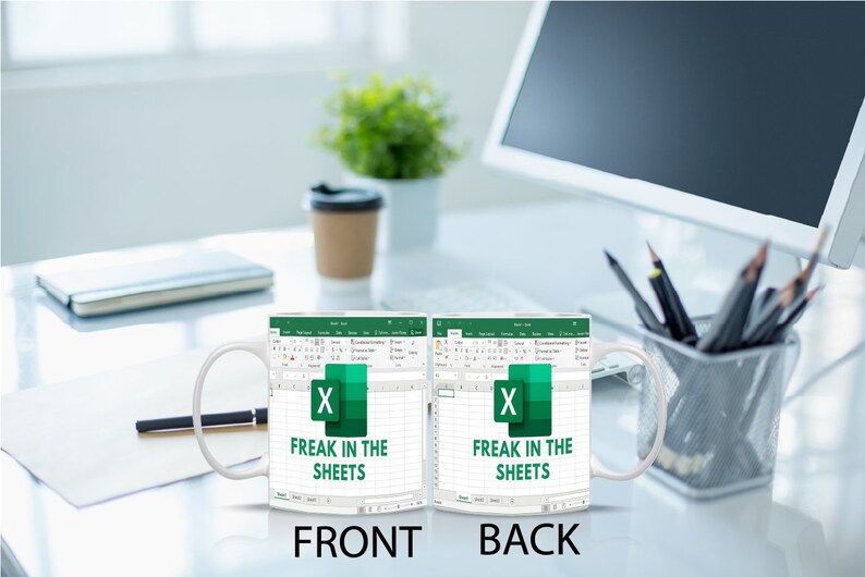 K&ouml;nnte beinhalten: Wei&szlig;e Keramiktasse mit einem gr&uuml;n-wei&szlig;en Design, das das Microsoft Excel-Logo und den Text "Freak in the Sheets" zeigt. Die Tasse wird von vorne und hinten gezeigt.
