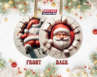 Puede incluir: Un adorno navideño con una figura de Papá Noel rompiendo una pared. La parte delantera muestra la espalda de Papá Noel mientras rompe la pared, mientras que la parte trasera muestra su rostro. El adorno es blanco con grietas grises.