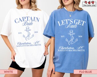 Può includere: Due magliette oversize, una bianca e una blu, con disegni a tema nautico. La maglietta bianca dice "Captain Bride" con un'ancora, la blu "Let's Get Nauti". Entrambe includono "Charleston, SC" e "Kaitlyn's Bachelorette", perfette per un addio al nubilato.