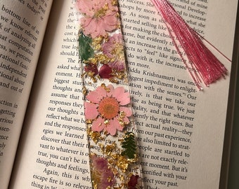 Resin bookmark made with dried, pressed flowers, metallic leaf and customisable.