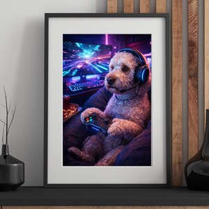 Puede incluir: Impresión artística digital enmarcada de un perro jugando a un videojuego. El perro lleva auriculares y sostiene un mando, con un monitor de ordenador y un teclado de fondo. La escena está iluminada con luces de neón.