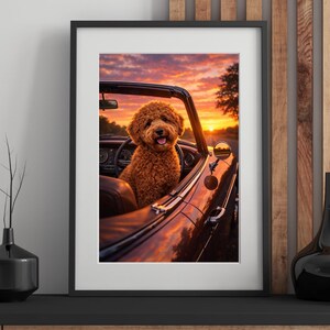 Può includere: Stampa incorniciata con un cane riccio marrone in un'auto decappottabile d'epoca. Il cane sorride. L'interno dell'auto è marrone e lo sfondo mostra un tramonto con sfumature arancioni e gialle.