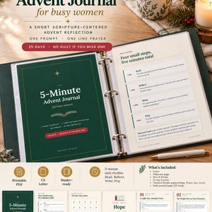 Pode incluir: Um diário do Advento de 5 minutos numa pasta verde-escura com uma capa titulada, um rastreador de 25 dias e páginas de reflexão diária. O diário inclui secções para ler, refletir, escrever e orar, com uma caneta branca incluída.