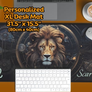 Può includere: Un tappetino da scrivania XL nero e oro con un'illustrazione di leone e il simbolo zodiacale del Leone. Il tappetino misura 80 cm x 40 cm (31,5 pollici x 15,5 pollici). Il testo "Personalized XL Desk Mat" e "Scarlet" è stampato sul tappetino.