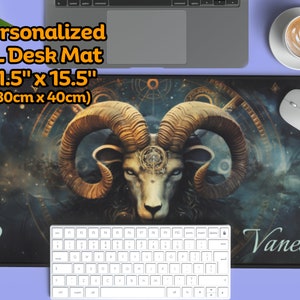 Può includere: Un tappetino da scrivania XL personalizzato nero e blu con un design di ariete dello zodiaco. Il tappetino misura 80 cm x 40 cm (31,5 pollici x 15,5 pollici) e ha il nome "Vanessa" stampato su di esso.