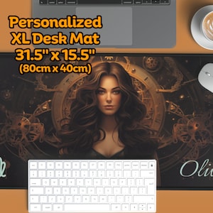 Può includere: Tappetino da scrivania XL personalizzato con uno sfondo scuro che presenta una donna con lunghi capelli castani, un quadrante dell'orologio dorato e il testo "Olivia". Il tappetino misura 80 cm x 40 cm.
