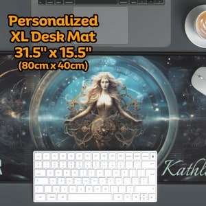 Può includere: Tappetino da scrivania XL personalizzato, 80cm x 40cm, con un design celeste raffigurante una figura femminile, elementi di orologio e il nome "Kathleen". Include una tastiera bianca, un mouse e una tazza di caffè.