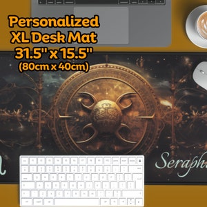 Può includere: Tappetino per scrivania XL personalizzato, 80cm x 40cm, con un design celeste e il nome "Seraphina". Il tappetino presenta il simbolo zodiacale dello Scorpione e uno sfondo cosmico scuro. Sono visibili una tastiera e un mouse bianchi.