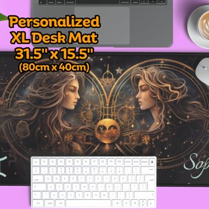 Può includere: Tappetino da scrivania XL personalizzato con sfondo nero e dettagli dorati. Il tappetino presenta un'illustrazione stilizzata di due donne con i capelli fluenti, circondate da simboli celesti e dal segno zodiacale Gemelli. Il testo "Sophia" è stampato nell'angolo in basso a destra. Il tappetino misura 80 cm x 40 cm.
