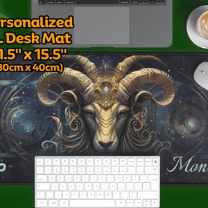 Può includere: Tappetino da scrivania XL personalizzato con un'illustrazione dorata e blu di una testa di ariete con il simbolo zodiacale del Capricorno e il nome "Monica" stampato in basso a destra. Il tappetino misura 80 cm x 40 cm.