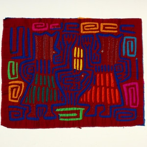 Könnte beinhalten: Ein rotes Textil mit einem geometrischen Design. Das Design zeigt blaue, grüne, orange, gelbe und rosa Linien und Formen, einschließlich Figuren und Mustern. Das Textil hat ein strukturiertes Aussehen.