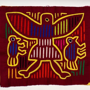 Puede incluir: Textil granate con un pájaro estilizado con las alas extendidas y dos pájaros más pequeños. El diseño está delineado en amarillo con rayas verticales coloridas en rojo, azul, verde y rosa. Una pieza de arte popular.