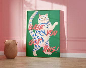 Puede incluir: Una impresión de lienzo verde con un gato rayado blanco y azul de pie sobre sus patas traseras. El gato tiene una nariz rosa y almohadillas rosas. El texto "BABE, YOU GOT THIS!" está escrito en letras rosas y rojas en la impresión.