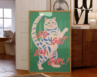 Puede incluir: Un póster verde con un gato rayado blanco y azul de pie sobre sus patas traseras. El gato tiene patas rosas y una nariz rosa. El texto en el póster dice "Go Get 'Em Girl!"