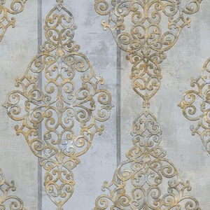 Puede incluir: Patrón repetitivo de adornos dorados sobre un fondo gris claro texturizado. El diseño presenta rayas verticales y un aspecto envejecido y desgastado, creando una estética vintage. Los adornos son detallados y simétricos.