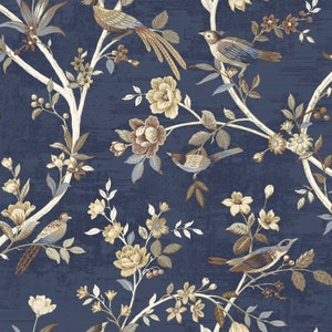 Op de afbeelding: Een naadloos patroon met een blauwe achtergrond, witte takken, bruine en gele bloemen en vogels in verschillende tinten bruin, blauw en geel.
