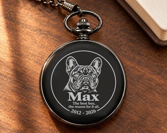 Könnte beinhalten: Eine schwarze Taschenuhr mit Kette, die ein lasergraviertes Porträt einer Französischen Bulldogge, den Namen Max, den Text The best boy, the reason for it all. und die Jahreszahlen 2012-2026 innerhalb eines kreisförmigen Rahmens zeigt.