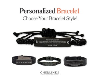 Könnte beinhalten: Drei schwarze Armbänder mit Metallplatten, die mit personalisierten Botschaften graviert sind. Das obere Armband trägt die Botschaft "An meine Tochter, denk immer daran, dass du mutiger bist, als du glaubst, stärker, als du scheinst, klüger, als du denkst, und geliebter, als du weißt. Liebe, Mama". Das mittlere Armband trägt die Botschaft "An meine Tochter, Sophia, denk immer daran, dass du mutiger bist, als du glaubst, stärker, als du scheinst, klüger, als du denkst, und geliebter, als du weißt. Liebe, Papa". Das untere Armband trägt die Botschaft "Gestalte deinen Text".