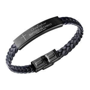 K&ouml;nnte beinhalten: Schwarzes Lederarmband mit einer schwarzen Metallplatte, die mit dem Text "Christopher Baptized in Christ August 8, 2024" graviert ist. Die Platte hat ein kleines Kreuz, das darauf graviert ist. Das Armband hat einen schwarzen Metallverschluss.