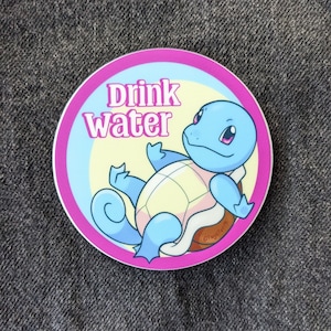 Naklejka winylowa Squirtle Drink Water - Nawodnienie, Przypomnienie, Nawodnienie, Pomocne naklejki, Pomoce dla osób niepełnosprawnych, Naklejki na butelki z wodą