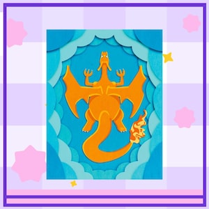 Può includere: Ritaglio di carta arancione di un Charizard, un Pokémon simile a un drago, con ali spiegate e una coda infuocata. L'opera è ambientata su uno sfondo blu a strati che ricorda le nuvole, incorniciata da un bordo decorativo.