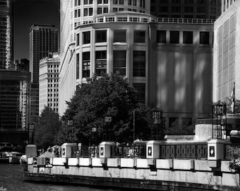Stampa di paesaggio urbano di Chicago / Arte murale in bianco e nero con skyline urbano, fiume Chicago