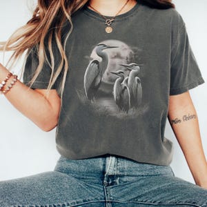 Vintage Reiher Mond T-Shirt, Retro Blau-Reiher T-Shirt, Vogel-Liebhaber-Komfort-Farben-Shirt, künstlerisches Geschenk, Natur-grafisches Oberteil