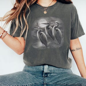 Vintage Reiher Mond T-Shirt, Retro Blau-Reiher T-Shirt, Vogel-Liebhaber-Komfort-Farben-Shirt, künstlerisches Geschenk, Natur-grafisches Oberteil