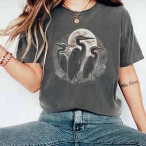 Vintage Reiher Mond T-Shirt, Retro Blau-Reiher T-Shirt, Vogel-Liebhaber-Komfort-Farben-Shirt, künstlerisches Geschenk, Natur-grafisches Oberteil