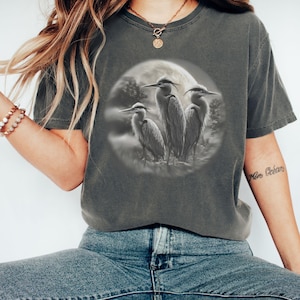 Vintage Reiher Mond T-Shirt, Retro Blau-Reiher T-Shirt, Vogel-Liebhaber-Komfort-Farben-Shirt, künstlerisches Geschenk, Natur-grafisches Oberteil