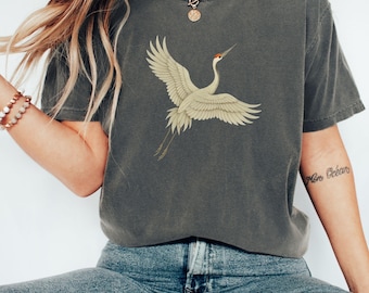 Camiseta Crane in Flight, design artístico da natureza, presente para amantes de pássaros, vestuário em cores confortáveis, camiseta vintage com estampa de vida selvagem para homens e mulheres