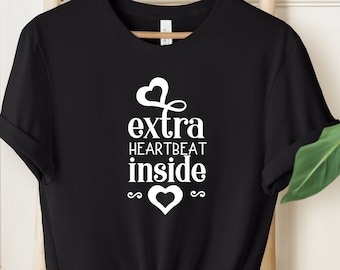 Camiseta de anúncio de bebê: batimentos cardíacos extras dentro, camiseta de revelação de gravidez