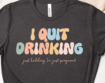 "Lustiges Schwangerschaftsankündigungs-Shirt: ""I Quit Drinking"" Grafik-T-Shirt."