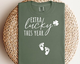 St Patrick's Day Schwangerschaft offenbaren Shirt: Glücksbringer Mom-To-Be Tee