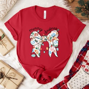 Camiseta con lazo navideño Coquette: Camiseta con luces festivas