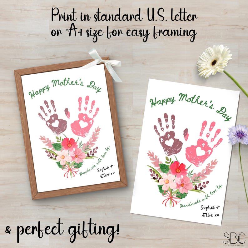 K&ouml;nnte beinhalten: Eine druckbare Muttertagskarte mit rosa und lila Handabdr&uuml;cken, einem Blumenmuster und dem Text "Happy Mother's Day" und "Handmade with love by Sophia + Ellie xo".