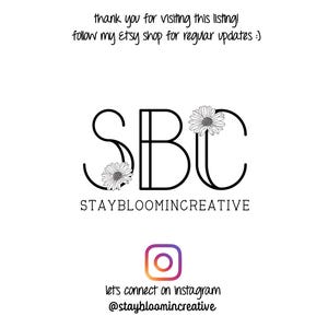 K&ouml;nnte beinhalten: Schwarzwei&szlig;es Logo mit den Buchstaben SBC, mit einer G&auml;nsebl&uuml;mchen-Grafik auf jedem Buchstaben. Der Text "STAYBLOOMINCREATIVE" befindet sich unter dem Logo. Ein Instagram-Symbol befindet sich unter dem Text mit dem Text "lets connect on instagram @staybloomincreative" unter dem Symbol.