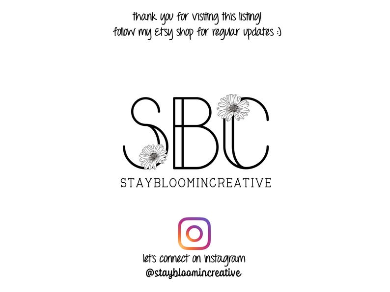 K&ouml;nnte beinhalten: Schwarzwei&szlig;es Logo mit den Buchstaben SBC, mit einer G&auml;nsebl&uuml;mchen-Grafik auf jedem Buchstaben. Der Text "STAYBLOOMINCREATIVE" befindet sich unter dem Logo. Ein Instagram-Symbol befindet sich unter dem Text mit dem Text "lets connect on instagram @staybloomincreative" unter dem Symbol.