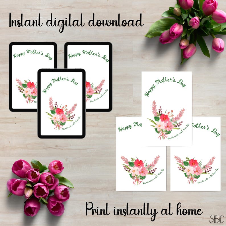 K&ouml;nnte beinhalten: Druckbarer digitaler Download von vier Karten mit einem Blumenmuster und dem Text "Happy Mother's Day". Die Karten befinden sich auf einem Holzgrund.