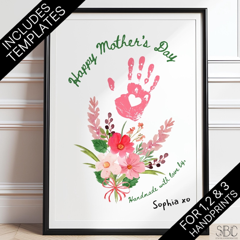 K&ouml;nnte beinhalten: Eine druckbare Muttertagskarte mit einem rosa Handabdruck und einem Blumenstrau&szlig;. Der Text lautet "Happy Mother's Day" und "Handmade with love by Sophia xo".