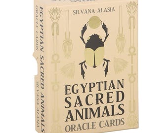 Può includere: Una scatola beige di "Carte Oracolo Animali Sacri Egizi" di Silvana Alasia. La scatola presenta un'illustrazione dorata di uno scarabeo e simboli geroglifici decorativi. Il testo è in grassetto nero.