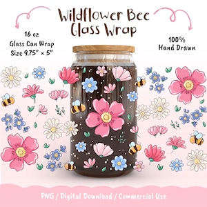 Puede incluir: Un envoltorio de vidrio para latas con un diseño de flores silvestres y abejas. El envoltorio mide 24,77 cm x 12,7 cm y tiene una capacidad de 473 ml. El diseño incluye flores rosas, azules y blancas, junto con abejas. El texto dice "Wildflower Bee Glass Wrap".