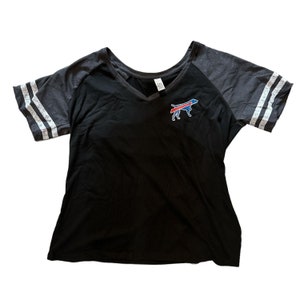 Könnte beinhalten: Schwarz-graues T-Shirt mit kurzen Ärmeln und einem blauen und roten Hundemuster auf der Vorderseite. Die Ärmel haben weiße Streifen.