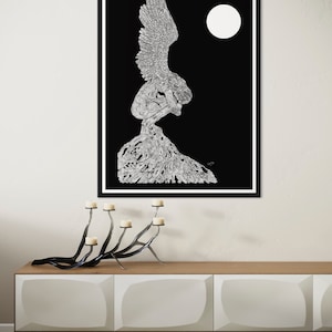 Peut inclure: Une tasse en céramique blanche avec une anse noire et l'inscription "But First, Coffee" en gras noir. La tasse est posée sur un fond flou, suggérant un cadre chaleureux.