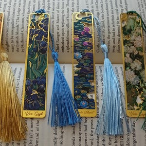 Pu&ograve; includere: Set di sei segnalibri dorati con nappe di diversi colori. I segnalibri presentano opere d'arte di Van Gogh e Monet.