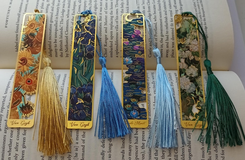 Pu&ograve; includere: Set di sei segnalibri dorati con nappe di diversi colori. I segnalibri presentano opere d'arte di Van Gogh e Monet.